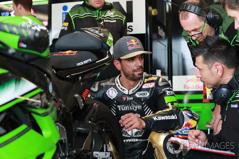 Kenan Sofuoglu, Kawasaki Puccetti Racing lastik değişikliği'ni inceliyor