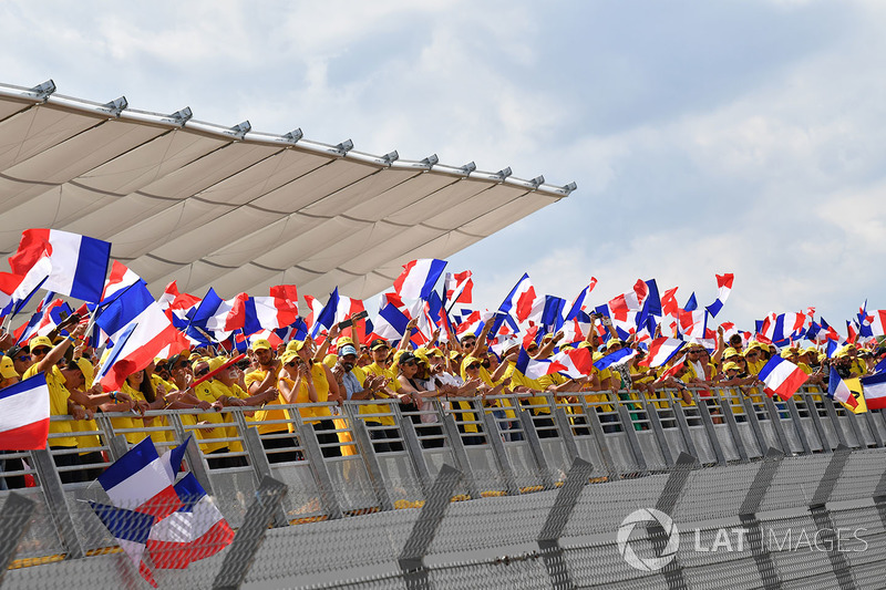 Des fans et des drapeaux