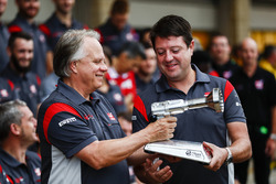 Власник Haas F1 Team Джин Хаас вручає трофей у вигляді гайковерту