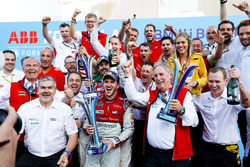 Lucas di Grassi, Audi Sport ABT Schaeffler, 2° classificato, Daniel Abt, Audi Sport ABT Schaeffler, vincitore dell'ePrix di Berlino