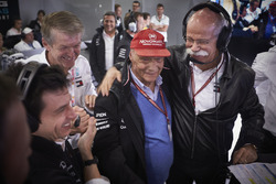 Toto Wolff, Executive Director (Business), Mercedes AMG, Niki Lauda, Non-Executive Chairman, Mercedes AMG, Dr Dieter Zetsche, CEO, Mercedes Benz, and others celebrate after their drivers secure the front row