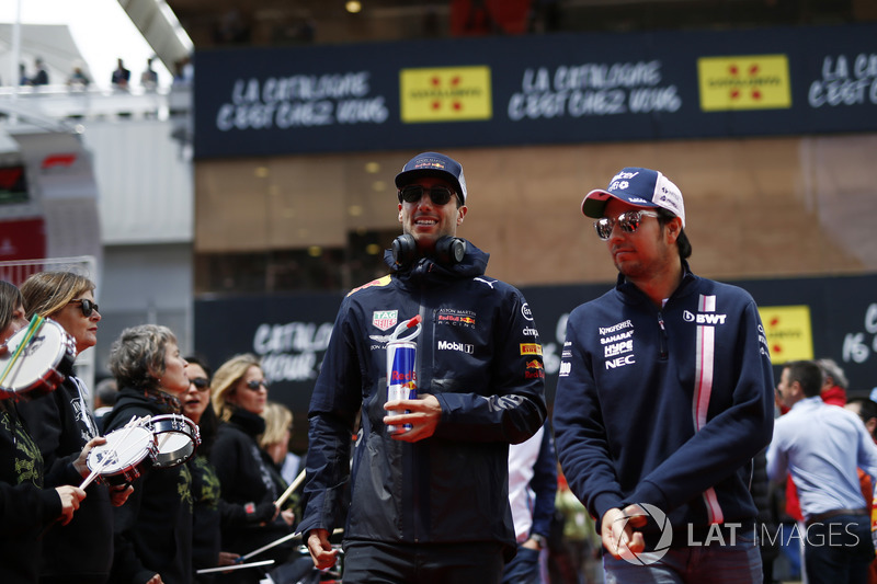 Daniel Ricciardo, Red Bull Racing y Sergio Pérez, Force India en el desfile
