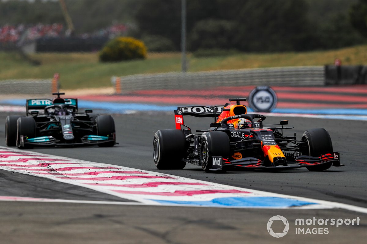Max Verstappen, Red Bull Racing RB16B, mengungguli Lewis Hamilton, Mercedes W12