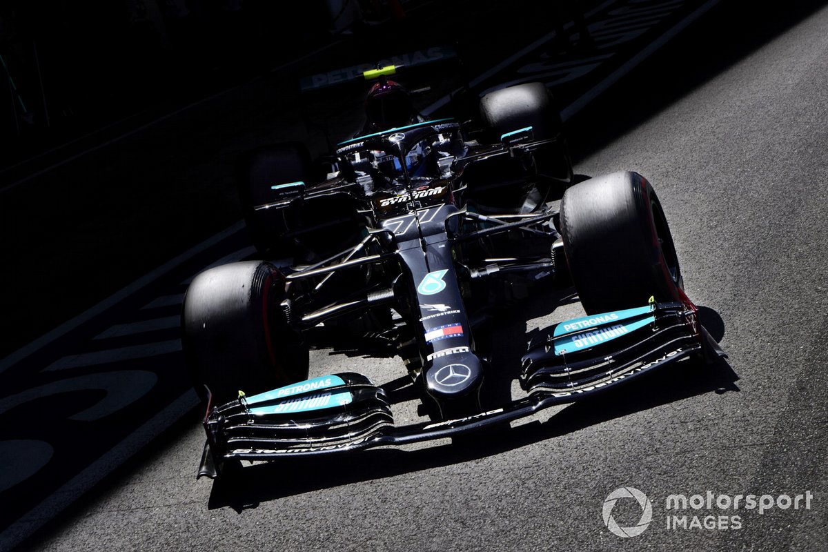 Валттери Боттас, Mercedes W12, выезжает из гаража
