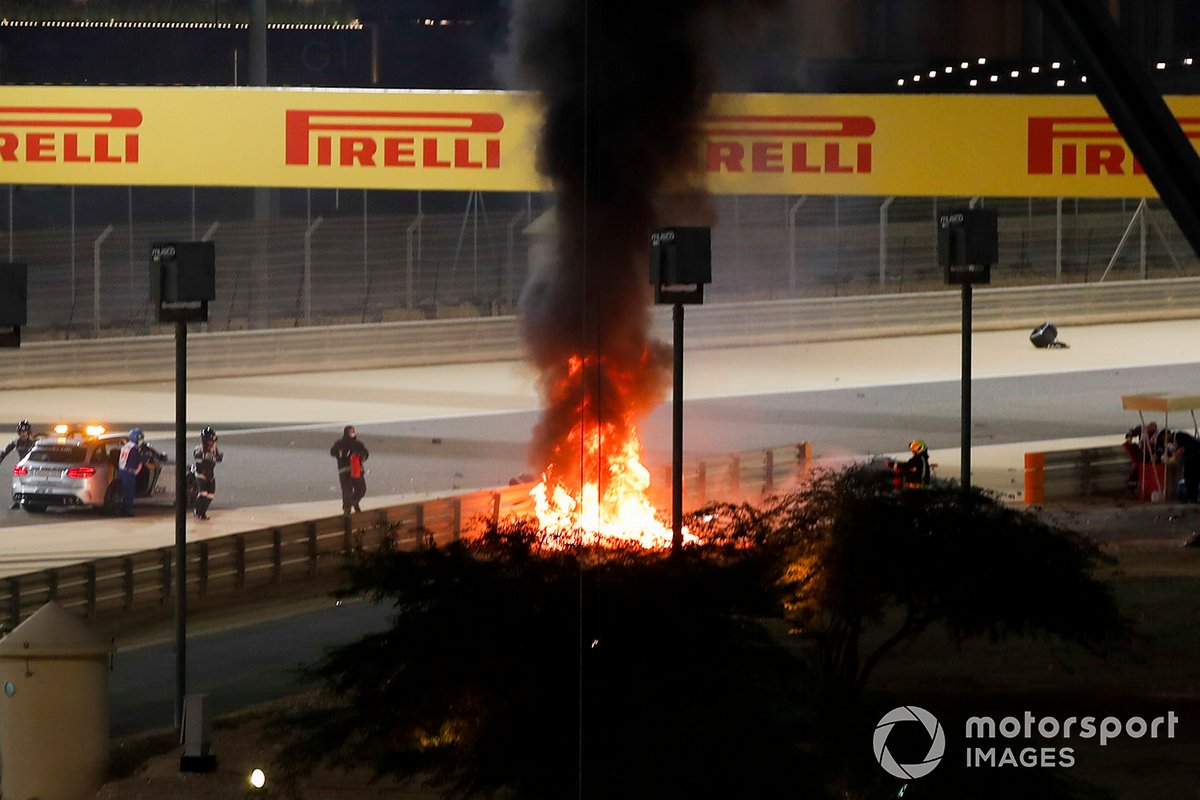 El monoplaza de Romain Grosjean, Haas VF-20 en llamas