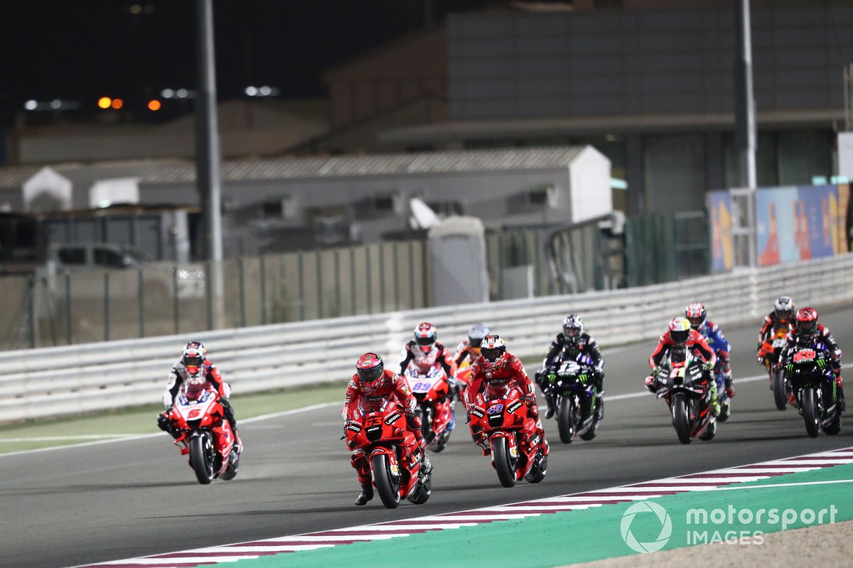 Le départ, Francesco Bagnaia, Ducati Team en tête