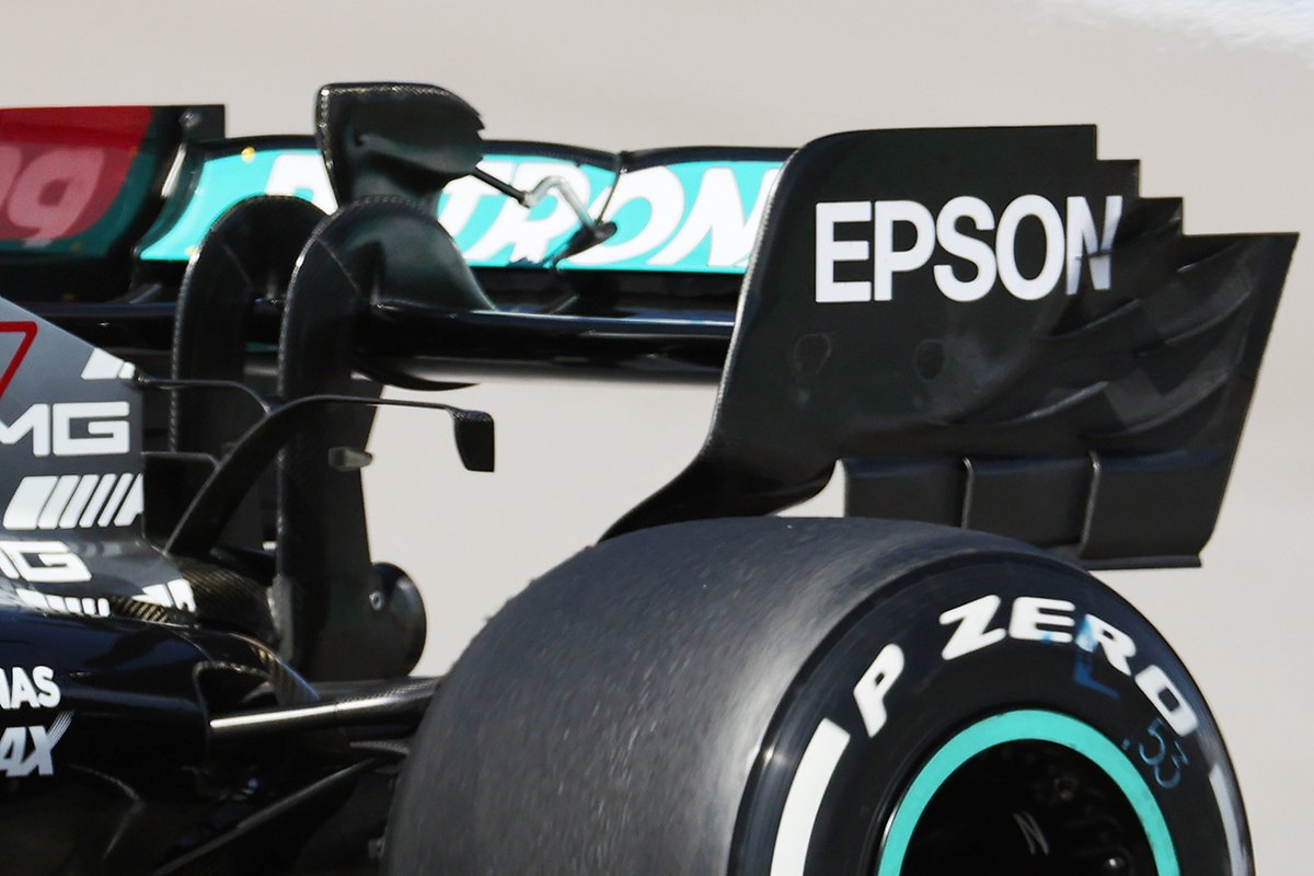 Mercedes W12, dettaglio dell'ala posteriore carica, con doppio pilone e T-wing