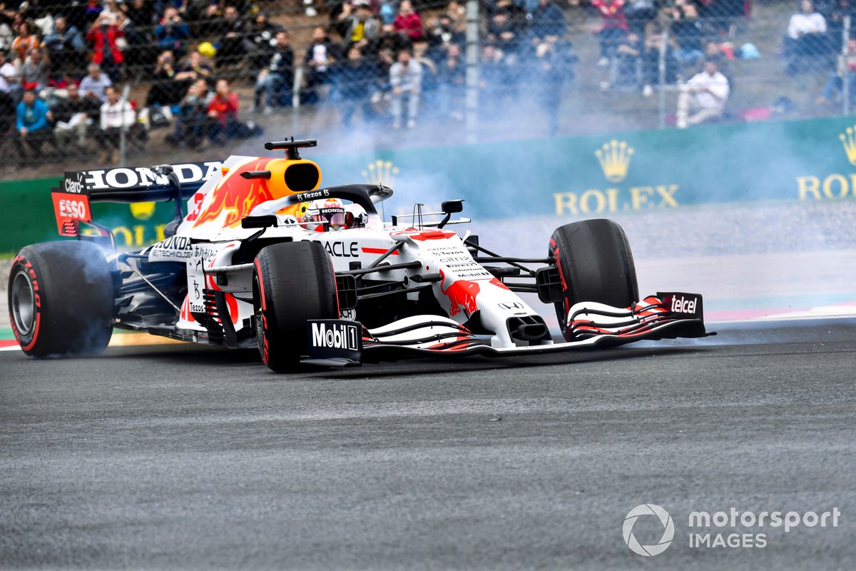 Max Verstappen, Red Bull Racing RB16B, recupera dopo un testacoda