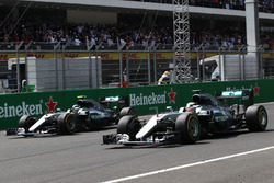 Lewis Hamilton, Mercedes AMG F1 W07 Hybrid en Nico Rosberg, Mercedes AMG F1 W07 Hybrid bij de start