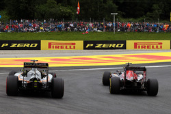 Carlos Sainz Jr., Scuderia Toro Rosso STR11 and Sergio Perez, Sahara Force India F1 VJM09 battle for