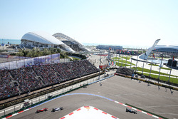 Nico Rosberg, Mercedes AMG F1 Team, vor Valtteri Bottas, Williams FW38; Kimi Räikkönen, Ferrari SF16