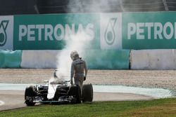 Льюіс Хемілтон, Mercedes AMG F1 W07 Hybrid сходить з дистанції з палаючим двигуном