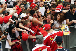Kimi Räikkönen, Ferrari, gibt Autogramme