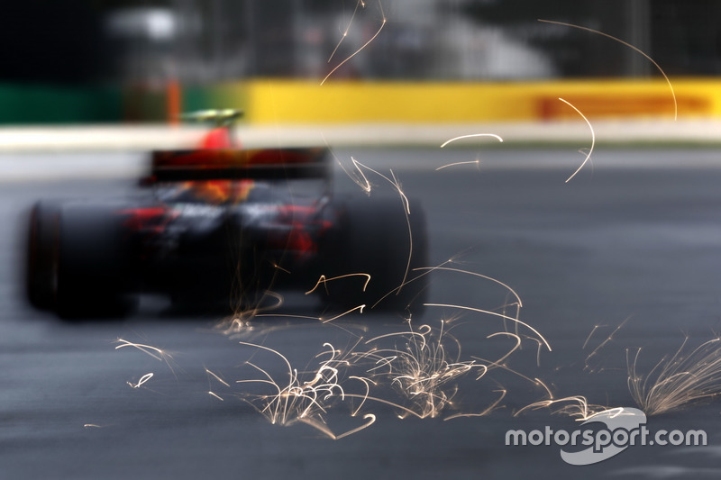 Іскри з-під боліда Макса Ферстаппена, Red Bull Racing RB13
