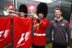 Romain Grosjean, Haas F1 Team, con dei trombettisti con l'uniforme della Guardia Scozzese