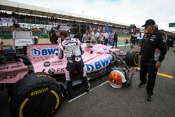 Владелец Sahara Force India F1 Виджей Малья рядом с автомобилем VJM10 Эстебана Окона