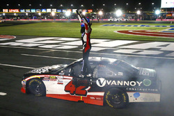 Ganador de la carrera Alex Bowman, Chip Ganassi Racing Chevrolet