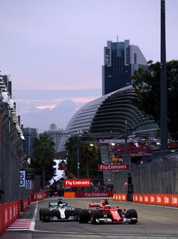 Kimi Raikkonen, Ferrari SF70H und Lewis Hamilton, Mercedes AMG F1 F1 W08