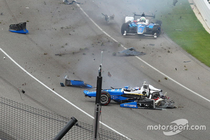 Crash: Scott Dixon, Chip Ganassi Racing, Honda; Jay Howard, Schmidt Peterson Motorsports, Honda