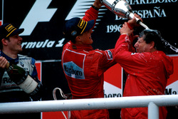 Winnaar Michael Schumacher, Ferrari F310 met Jean Todt en Jacques Villeneuve, Williams