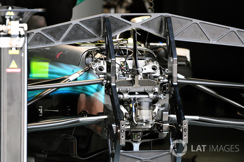 Mercedes-Benz F1 W08 ön süspansiyon ve şasi detay