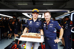 Max Verstappen, Red Bull Racing, ve onun 20. yaş günü pastası ile Christian Horner, Red Bull Racing