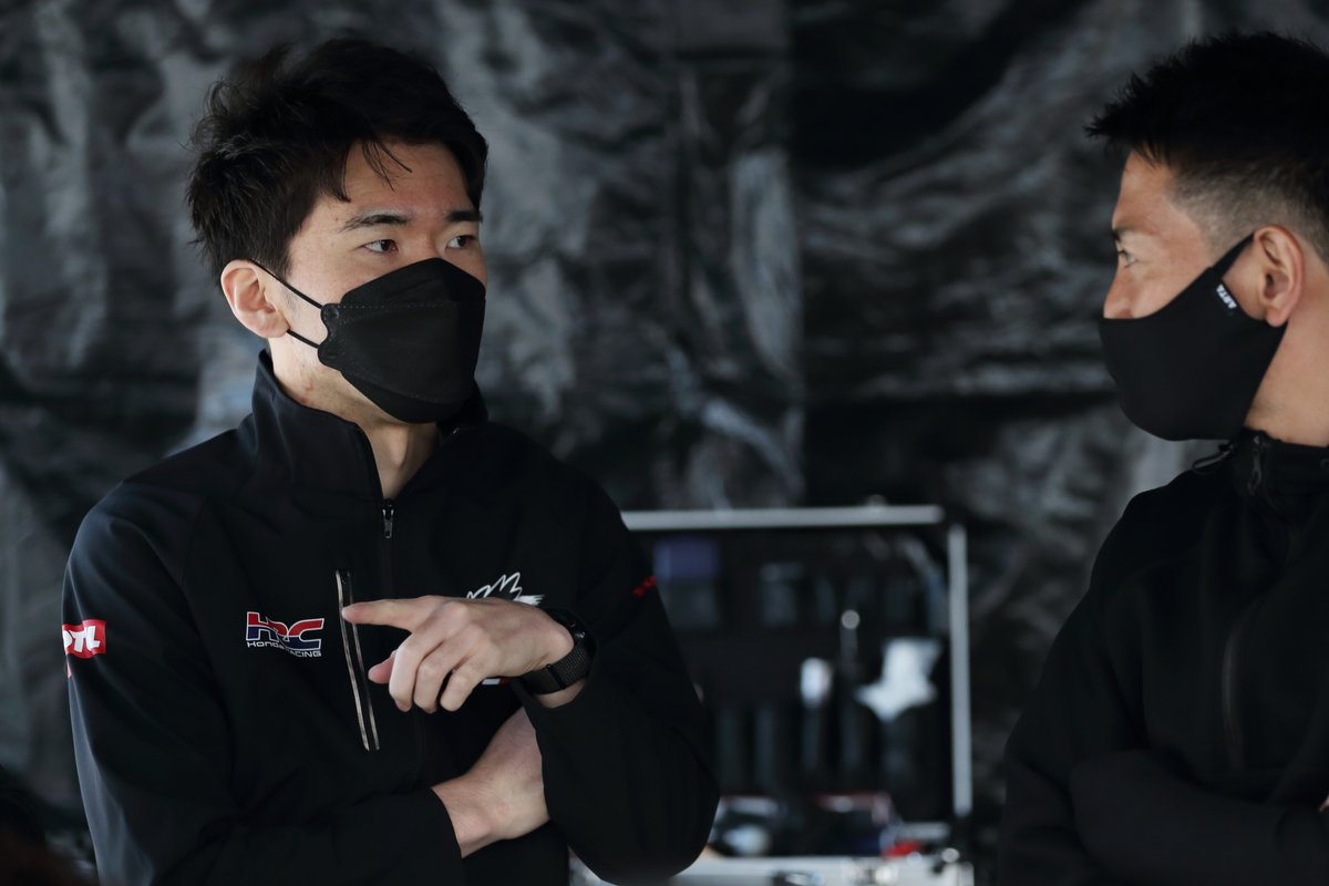 武藤(右)と話し込む当時TEAM MUGENの笹原右京