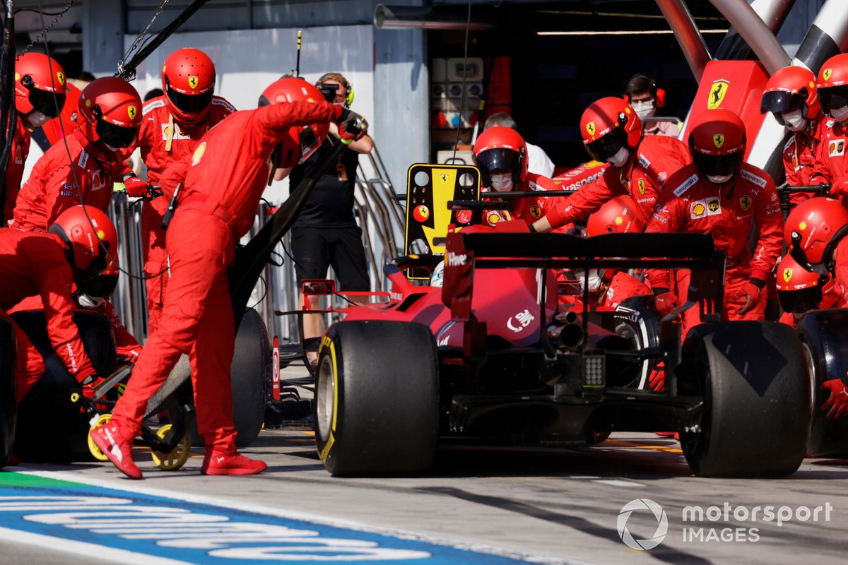 Charles Leclerc, Ferrari SF21, saat melakukan pitstop