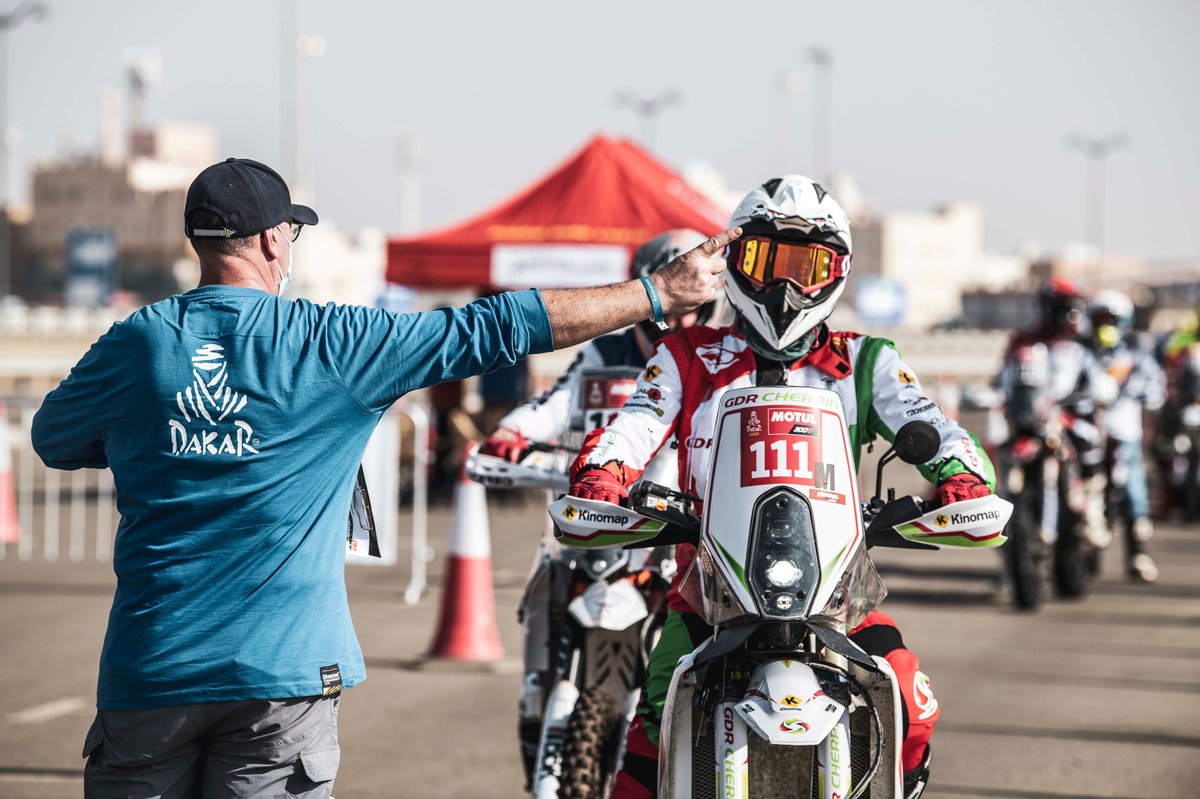 Pierre Cherpin con la sua Husqvarna al via della tappa di ieri