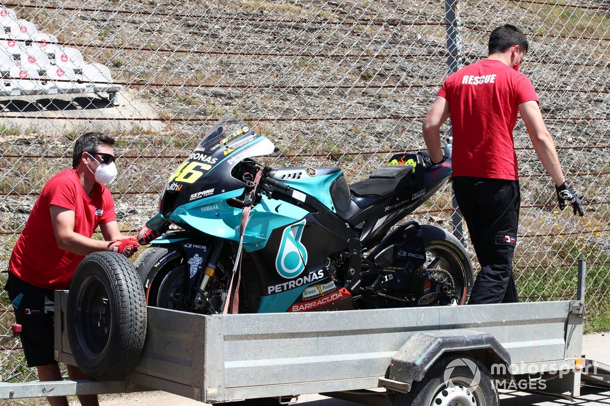 Motor YZR-M1 milik Valentino Rossi, Petronas Yamaha SRT, dievakuasi setelah kecelakaan.