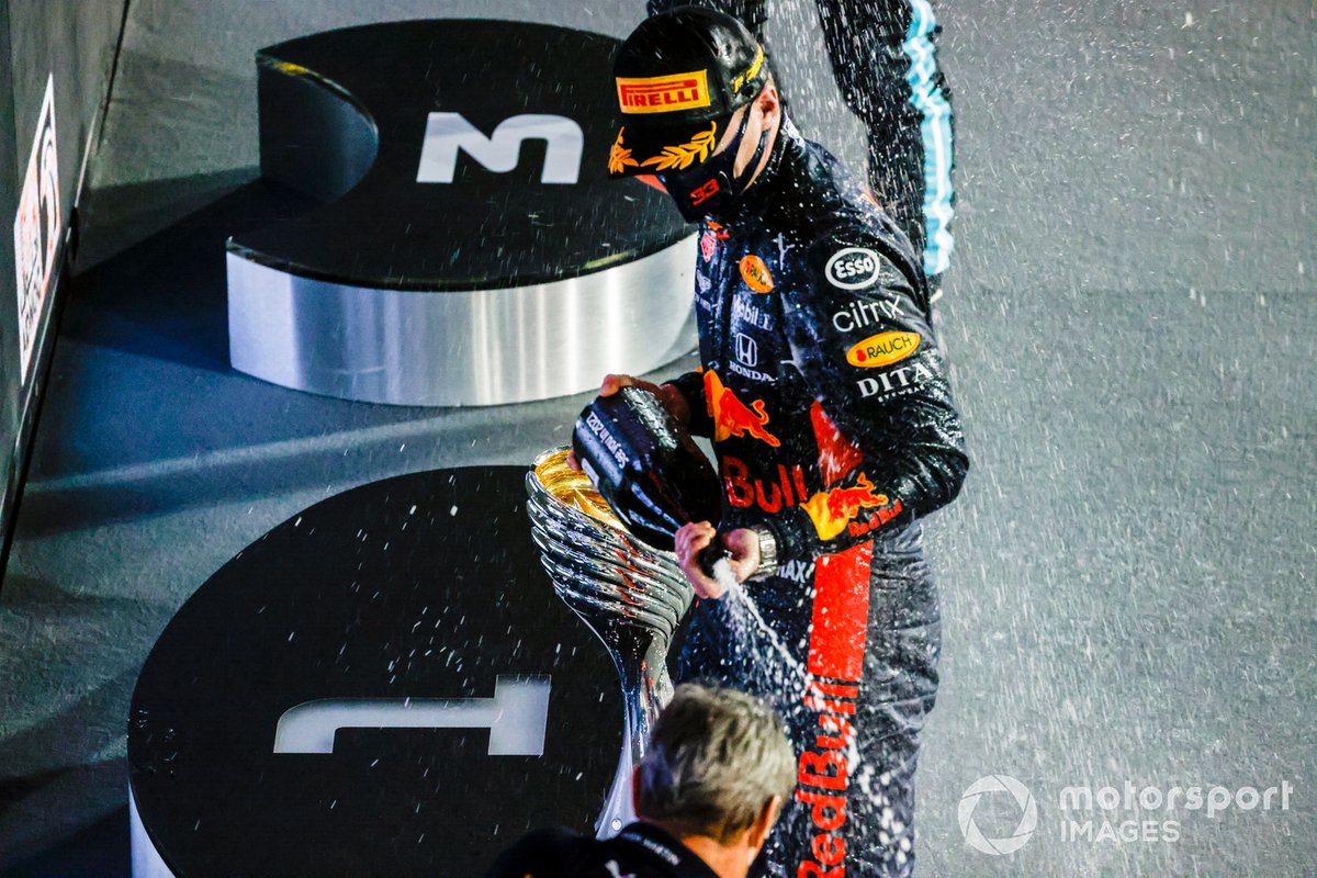 Max Verstappen, Red Bull Racing, merayakan kemenangan GP Abu Dhabi di atas podium