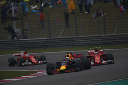 Daniel Ricciardo, Red Bull Racing RB13; Kimi Räikkönen, Ferrari SF70H; Sebastian Vettel, Ferrari SF7