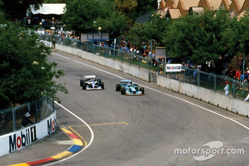 Michael Schumacher, Benetton B194 Ford devant Damon Hill, Williams FW16B Renault