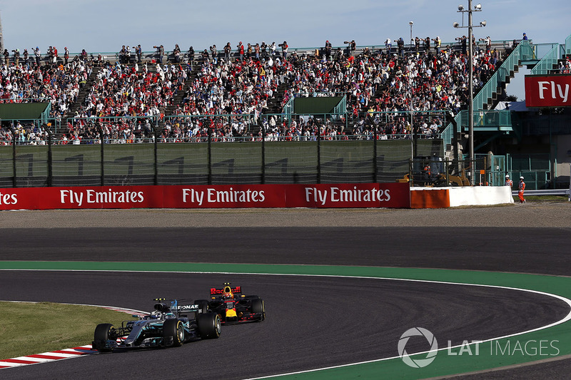 Valtteri Bottas, Mercedes-Benz F1 W08 y Max Verstappen, Red Bull Racing RB13