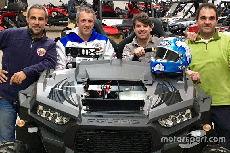 Carlos Checa (kedua dari kanan) saat persentasi tim yang akan turun di Reli Lintas Alam (Cross-Country Rally) 2017.