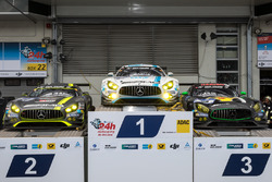 Podium: winnaars #4 AMG-Team Black Falcon, Mercedes-AMG GT3: Bernd Schneider, Maro Engel, Adam Chris