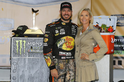 1. Martin Truex Jr., Furniture Row Racing Toyota, mit Freundin Sherry Pollex