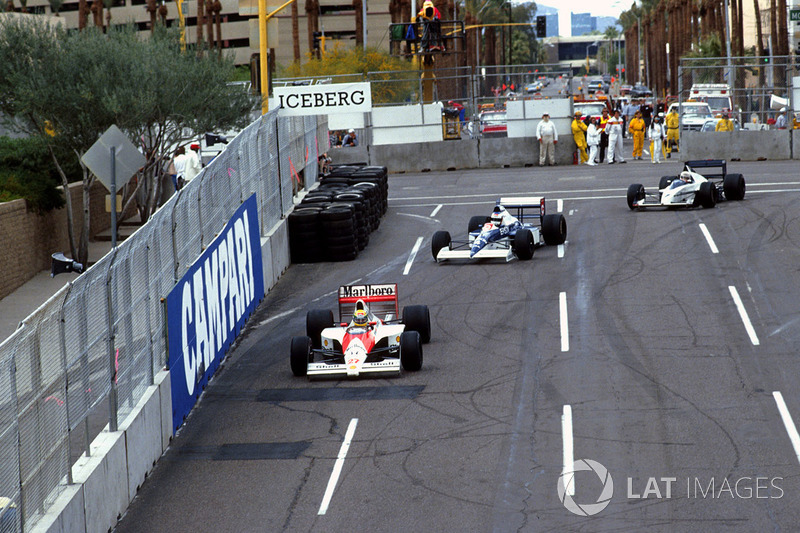 Айртон Сенна (Mclaren MP4/5B Honda) попереду Жана Алезі (Tyrrell 018 Ford) і колового Грегора Фойтек