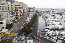 Sebastian Vettel, Ferrari SF71H, leads Lewis Hamilton, Mercedes AMG F1 W09, Kimi Raikkonen, Ferrari SF71H. Valtteri Bottas, Mercedes AMG F1 W09, Esteban Ocon, Force India VJM11 and Fernando Alonso, McLaren MCL33