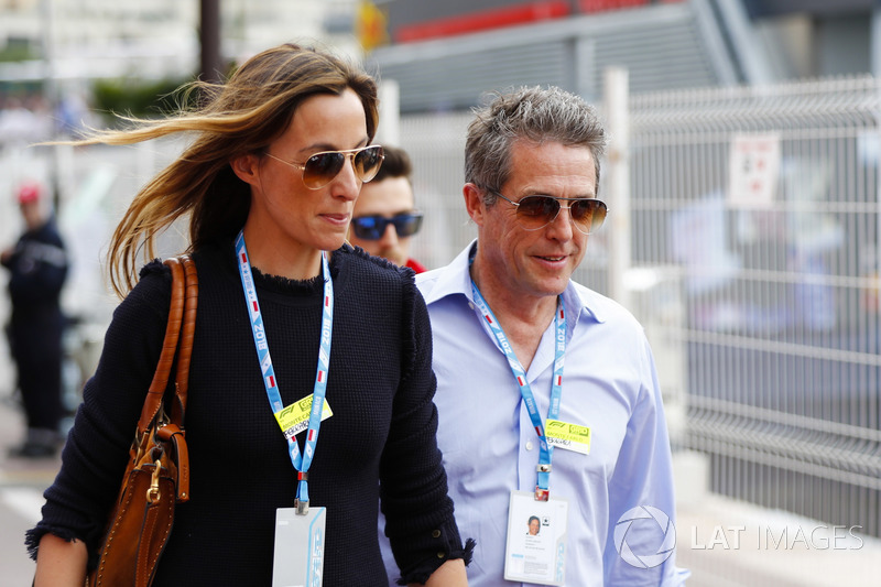 Hugh Grant és Anna Elisabet Eberstein