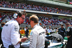 Andrew Shovlin, Mercedes AMG F1 Engineer met Nico Rosberg, Mercedes AMG F1 op de grid