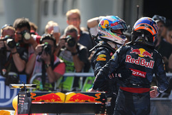 Racewinnaar Daniel Ricciardo, Red Bull Racing en tweede plaats Max Verstappen, Red Bull Racing