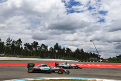 Nico Rosberg, Mercedes AMG F1 W07 Hybrid passeert teamgenoot Lewis Hamilton, Mercedes AMG F1 W07 Hyb