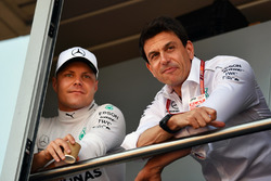 Valtteri Bottas, Mercedes-AMG F1 e Toto Wolff, Direttore del Motorsport Mercedes AMG F1