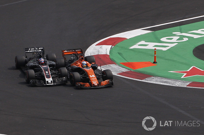 Fernando Alonso, McLaren MCL32 y Romain Grosjean, Haas F1 Team VF-17