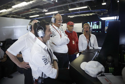Керівник Mercedes AMG F1 Тото Вольфф, генеральний директор Mercedes Benz Дітер Цетше, невиконавчий д