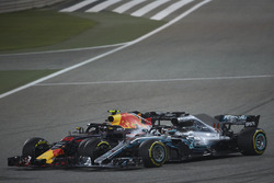 Lewis Hamilton, Mercedes AMG F1 W09 ve Max Verstappen, Red Bull Racing RB14 Tag Heuer temas yaşıyor