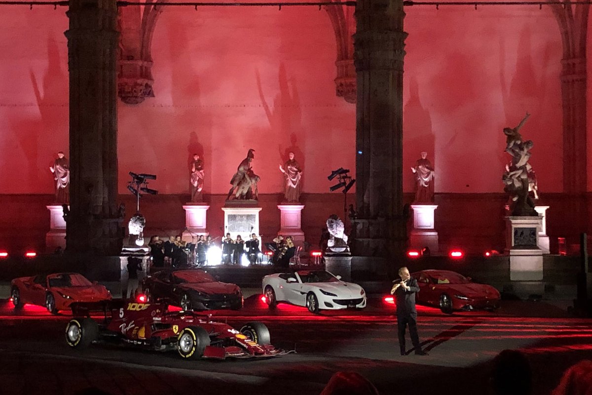 Festa Ferrari per i 1000 GP a Firenze con la deludente SF1000 al centro di Piazza della Signoria