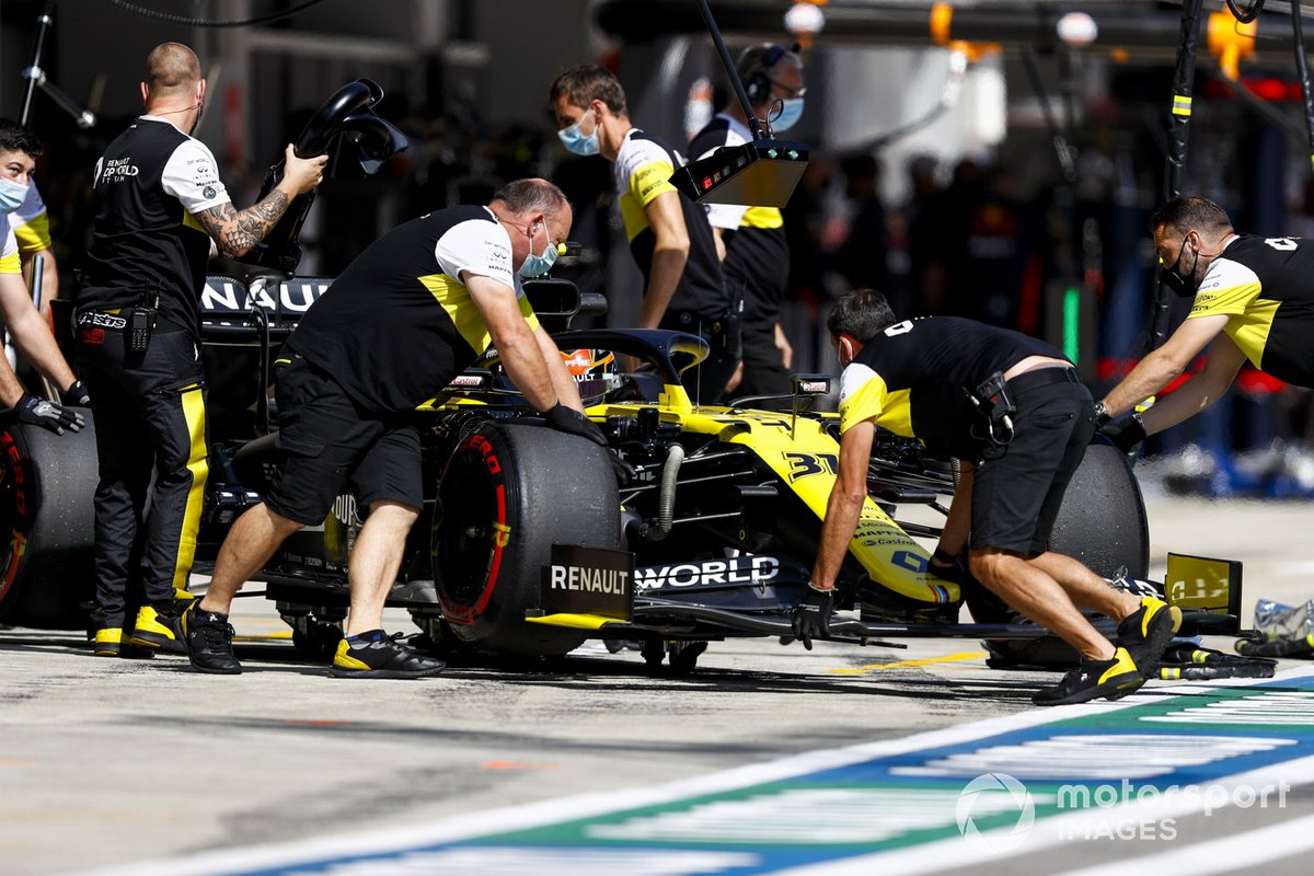 Esteban Ocon, Renault F1 Team R.S.20, retourne dans son garage