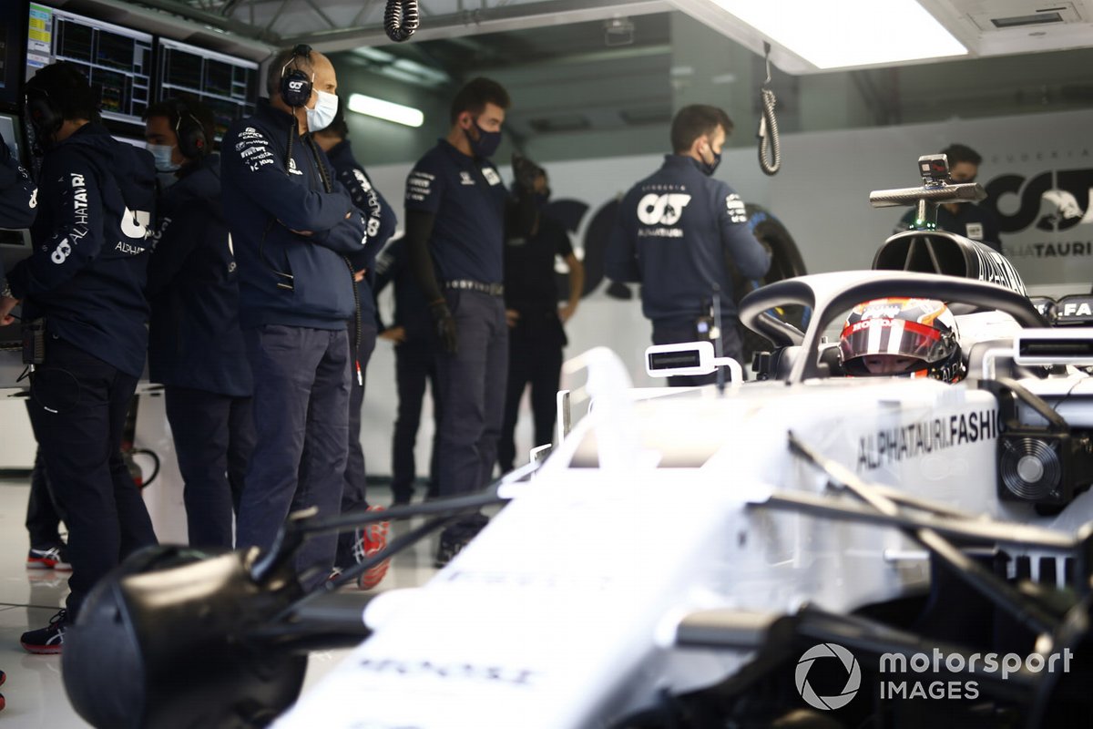 Franz Tost, Team Principal, AlphaTauri regarde alors que Yuki Tsunoda, Honda Formula Dream Project est assis dans la monoplace